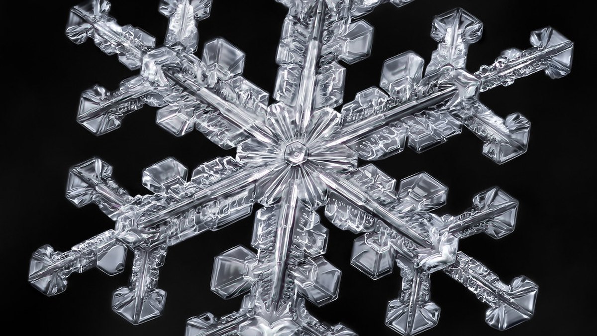 A macro photograph of an ordered ice crystal — the sublimation-stage ice whose departure under vacuum drives the endothermic Cryoflare down-spike; Cryoflare, Panacea Bio Chem, Bogdan Dicoias